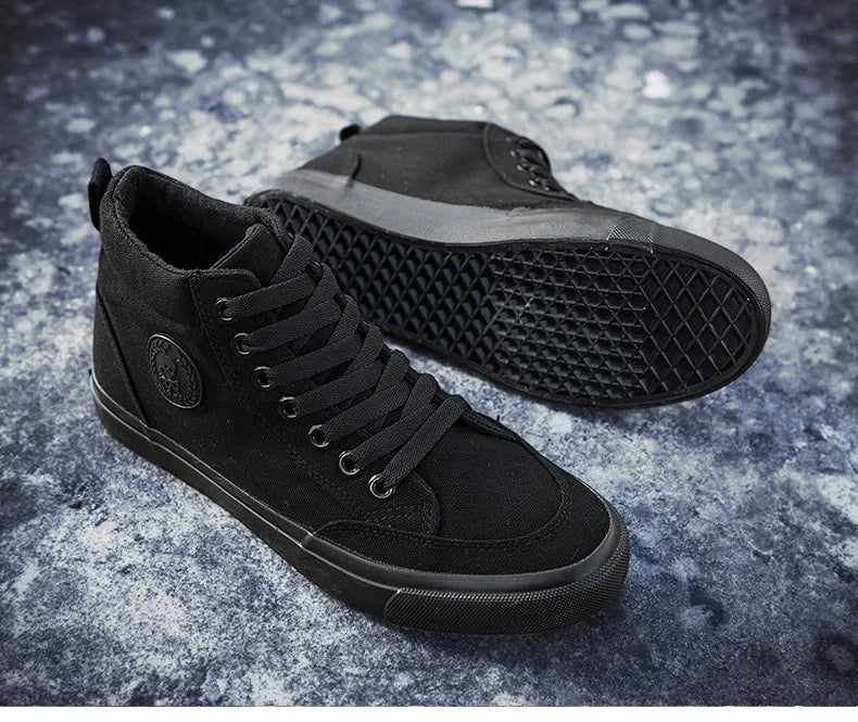 Högskurna canvas-sneakers för män, slip-on, snörningsbara, avslappnade, helt svarta, enkla skateskor för studenter, med platt sula, bekväma sportskor