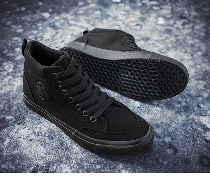 Högskurna canvas-sneakers för män, slip-on, snörningsbara, avslappnade, helt svarta, enkla skateskor för studenter, med platt sula, bekväma sportskor