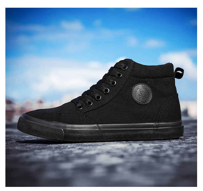 Högskurna canvas-sneakers för män, slip-on, snörningsbara, avslappnade, helt svarta, enkla skateskor för studenter, med platt sula, bekväma sportskor