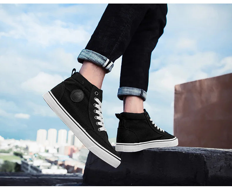 Högskurna canvas-sneakers för män, slip-on, snörningsbara, avslappnade, helt svarta, enkla skateskor för studenter, med platt sula, bekväma sportskor