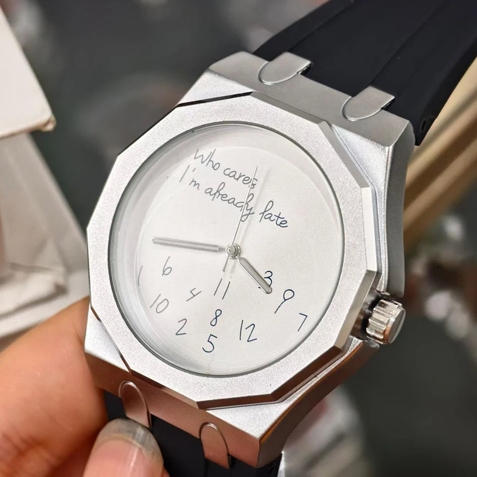 Montre pour homme de luxe avec boîtier octogonal et bracelet en silicone, étanche, dotée d'un cadran arborant le slogan humoristique « Who Cares I'm Already Late » (Et puis quoi, je suis déjà en retard).