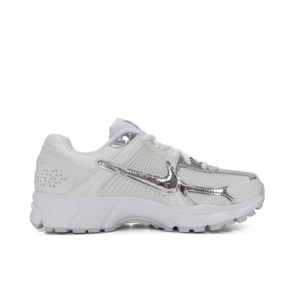 Nike W Nike Zoom Vomero 5: scarpe da corsa casual classiche, antiscivolo e con ammortizzazione resistente, eleganti e versatili HF7723-100