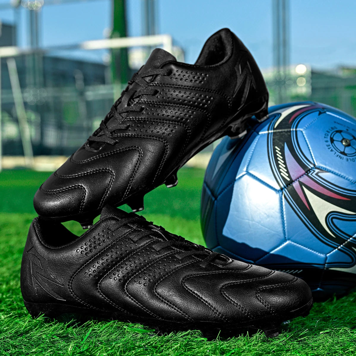 Chaussures de football AG/FG spécifiques à l'entraînement, tige en PU respirante, semelle en TPU résistante à l'abrasion, motif de crampons optimisé pour une agilité accrue