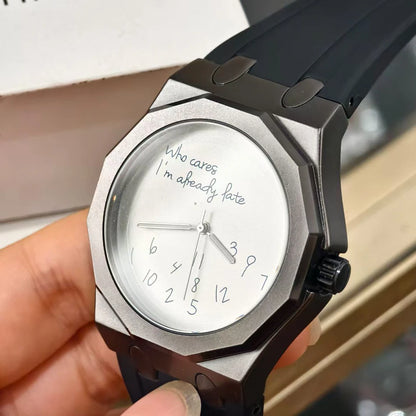 Montre pour homme de luxe avec boîtier octogonal et bracelet en silicone, étanche, dotée d'un cadran arborant le slogan humoristique « Who Cares I'm Already Late » (Et puis quoi, je suis déjà en retard).