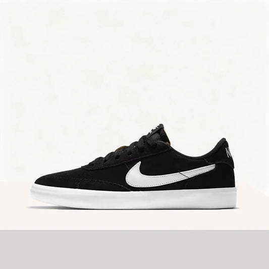 „Nike SB Heritage Vulc“ juodos ir baltos spalvos minimalistiniai ir stilingi kasdieniniai sportiniai bateliai. Kvėpuojantys kasdieniai riedlentininkų bateliai CD5010-003
