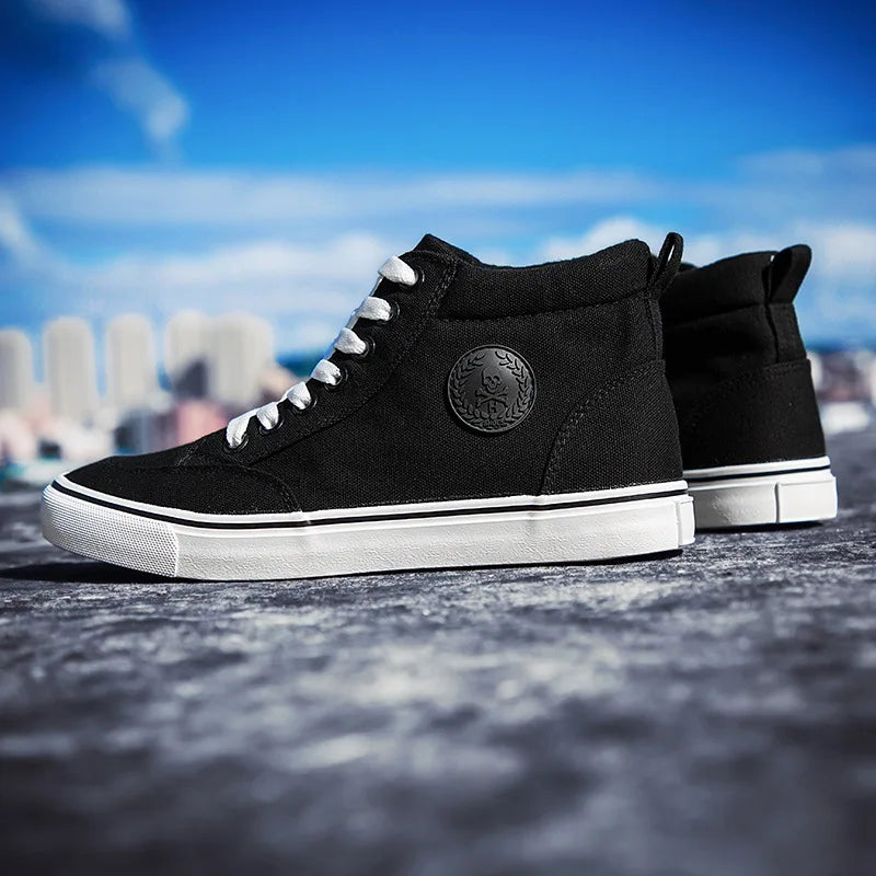 Högskurna canvas-sneakers för män, slip-on, snörningsbara, avslappnade, helt svarta, enkla skateskor för studenter, med platt sula, bekväma sportskor