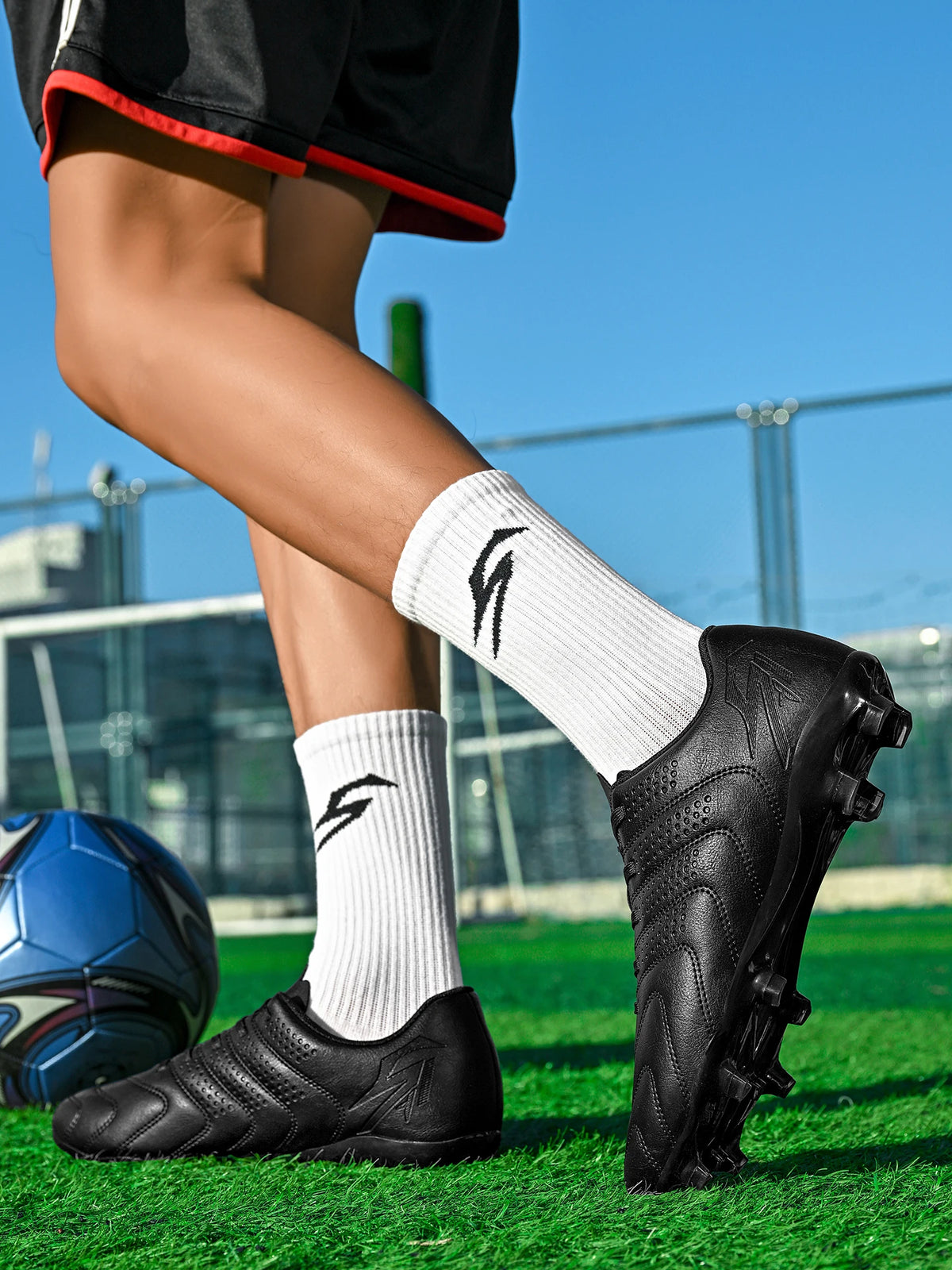 Chaussures de football AG/FG spécifiques à l'entraînement, tige en PU respirante, semelle en TPU résistante à l'abrasion, motif de crampons optimisé pour une agilité accrue