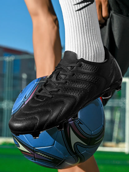 Chaussures de football AG/FG spécifiques à l'entraînement, tige en PU respirante, semelle en TPU résistante à l'abrasion, motif de crampons optimisé pour une agilité accrue