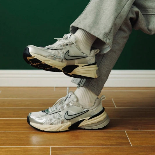 NIKE V2K RUN : chaussures de course sportives et décontractées pour homme, à tige basse, semelle épaisse, style rétro, antidérapantes et résistantes à l'usure, HJ4497-100