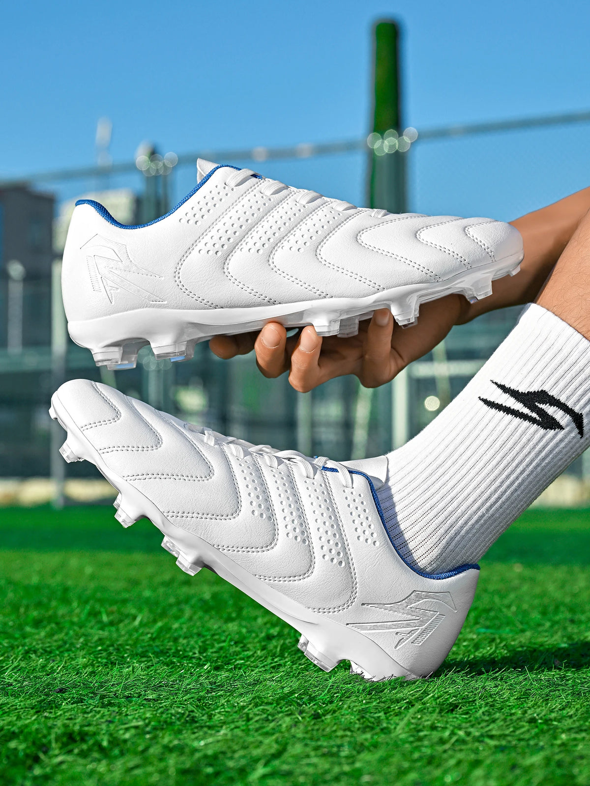 Chaussures de football AG/FG spécifiques à l'entraînement, tige en PU respirante, semelle en TPU résistante à l'abrasion, motif de crampons optimisé pour une agilité accrue