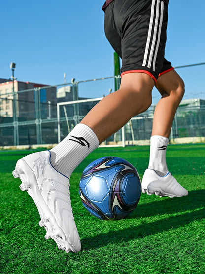 Chaussures de football AG/FG spécifiques à l'entraînement, tige en PU respirante, semelle en TPU résistante à l'abrasion, motif de crampons optimisé pour une agilité accrue