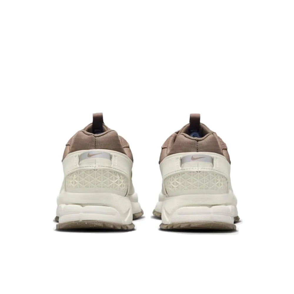 Nike Vomero 5 Roam : chaussures de course basses, confortables, antidérapantes et résistantes, pour l'entraînement, la ville et les trajets quotidiens HQ2181-006