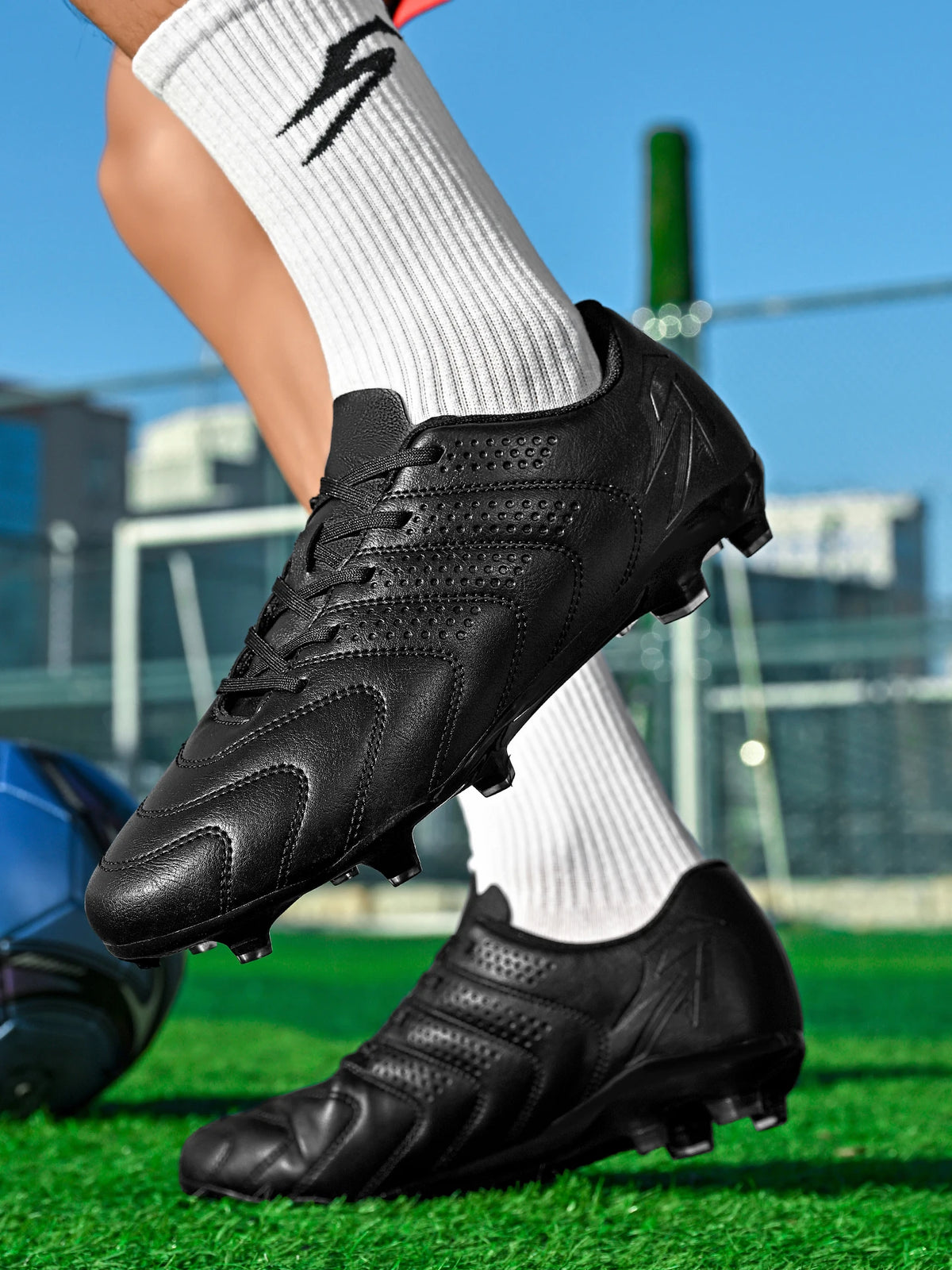 Chaussures de football AG/FG spécifiques à l'entraînement, tige en PU respirante, semelle en TPU résistante à l'abrasion, motif de crampons optimisé pour une agilité accrue