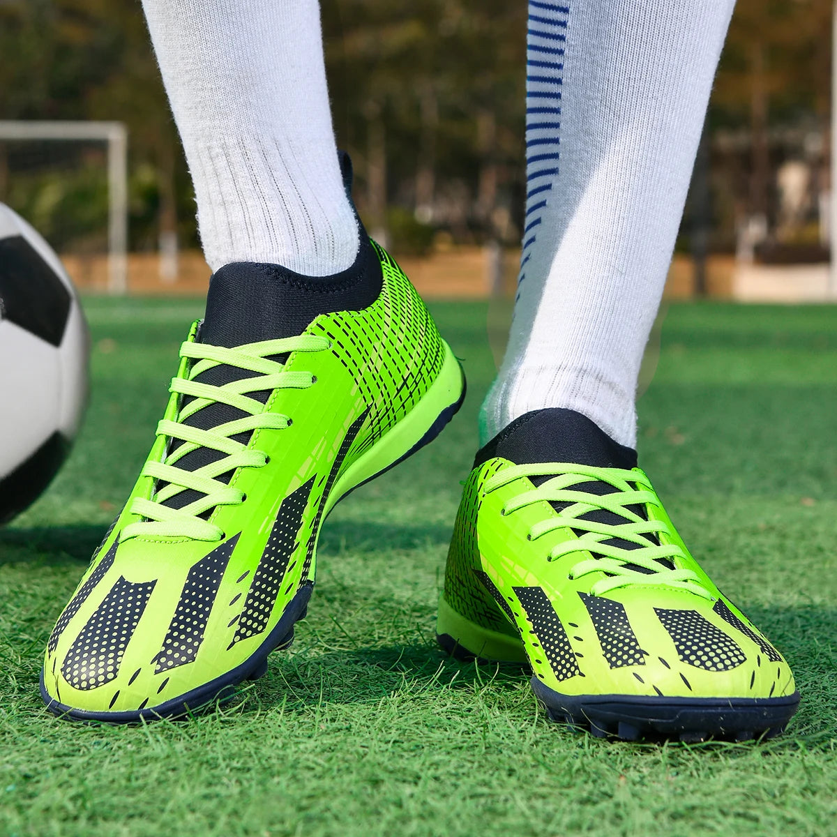 Nouveaux hommes chaussures de Football Futsal bottes de Football en salle Sport Match formation enfants TF crampons herbe cheville vente chaude haute qualité lumière