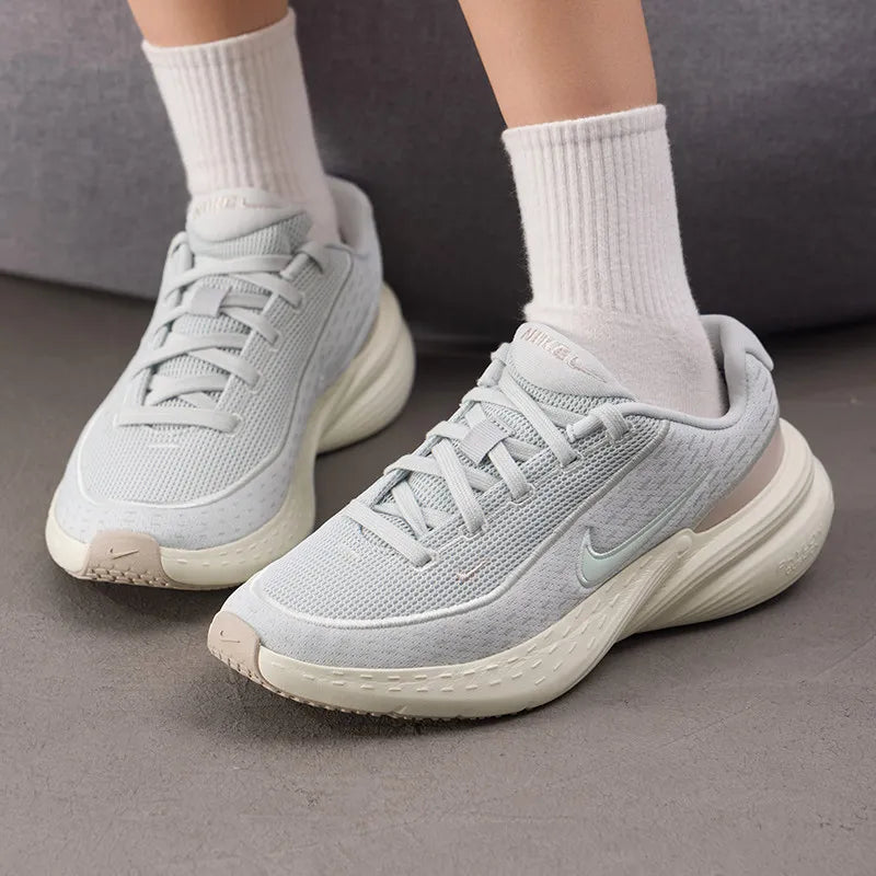 Nike IB2766-009, chaussures de course pour femmes avec amorti, respirantes, confortables, idéales pour le sport et les activités de plein air.