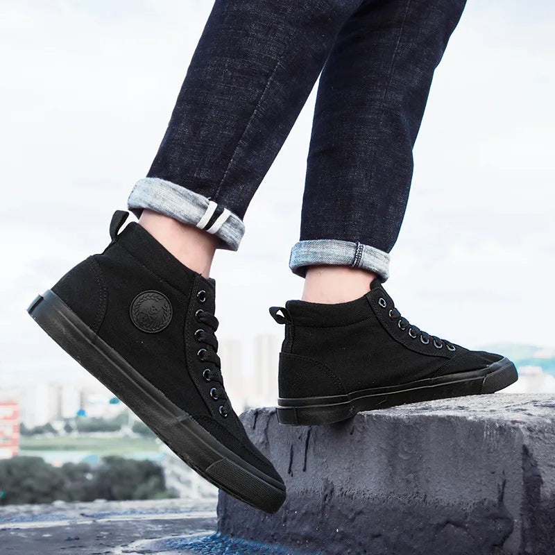Högskurna canvas-sneakers för män, slip-on, snörningsbara, avslappnade, helt svarta, enkla skateskor för studenter, med platt sula, bekväma sportskor