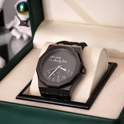 Montre pour homme de luxe avec boîtier octogonal et bracelet en silicone, étanche, dotée d'un cadran arborant le slogan humoristique « Who Cares I'm Already Late » (Et puis quoi, je suis déjà en retard).