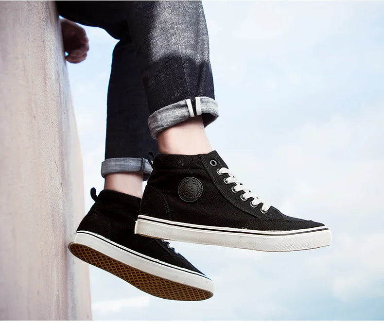 Högskurna canvas-sneakers för män, slip-on, snörningsbara, avslappnade, helt svarta, enkla skateskor för studenter, med platt sula, bekväma sportskor
