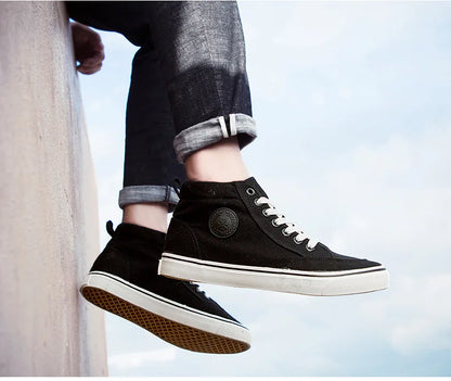 Högskurna canvas-sneakers för män, slip-on, snörningsbara, avslappnade, helt svarta, enkla skateskor för studenter, med platt sula, bekväma sportskor