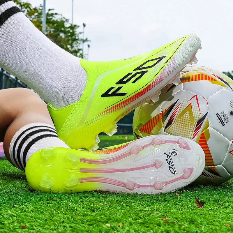 Nouvelles chaussures de football pour hommes, antidérapantes, à tige haute, pour terrain en herbe, chaussures de sport pour garçons, crampons d'extérieur très vendus, de haute qualité et légers.