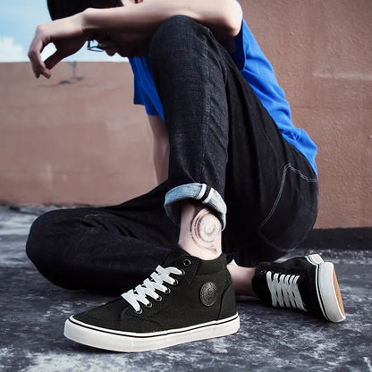 Högskurna canvas-sneakers för män, slip-on, snörningsbara, avslappnade, helt svarta, enkla skateskor för studenter, med platt sula, bekväma sportskor