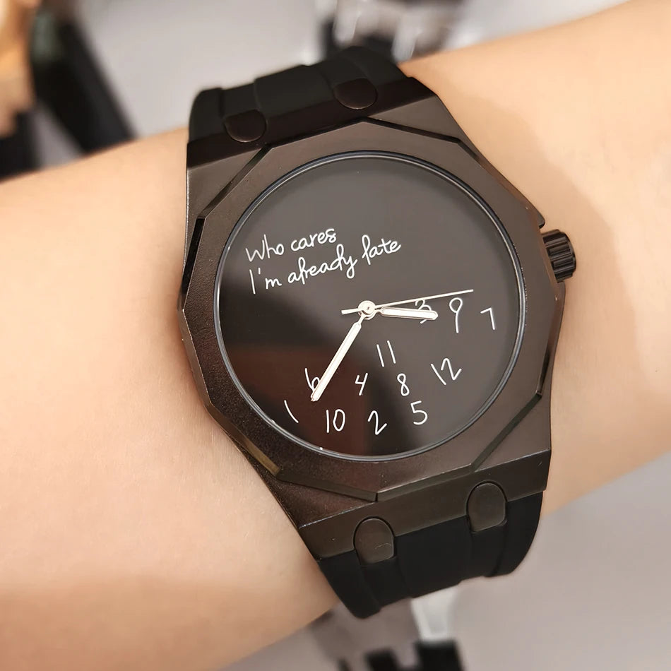 Montre pour homme de luxe avec boîtier octogonal et bracelet en silicone, étanche, dotée d'un cadran arborant le slogan humoristique « Who Cares I'm Already Late » (Et puis quoi, je suis déjà en retard).