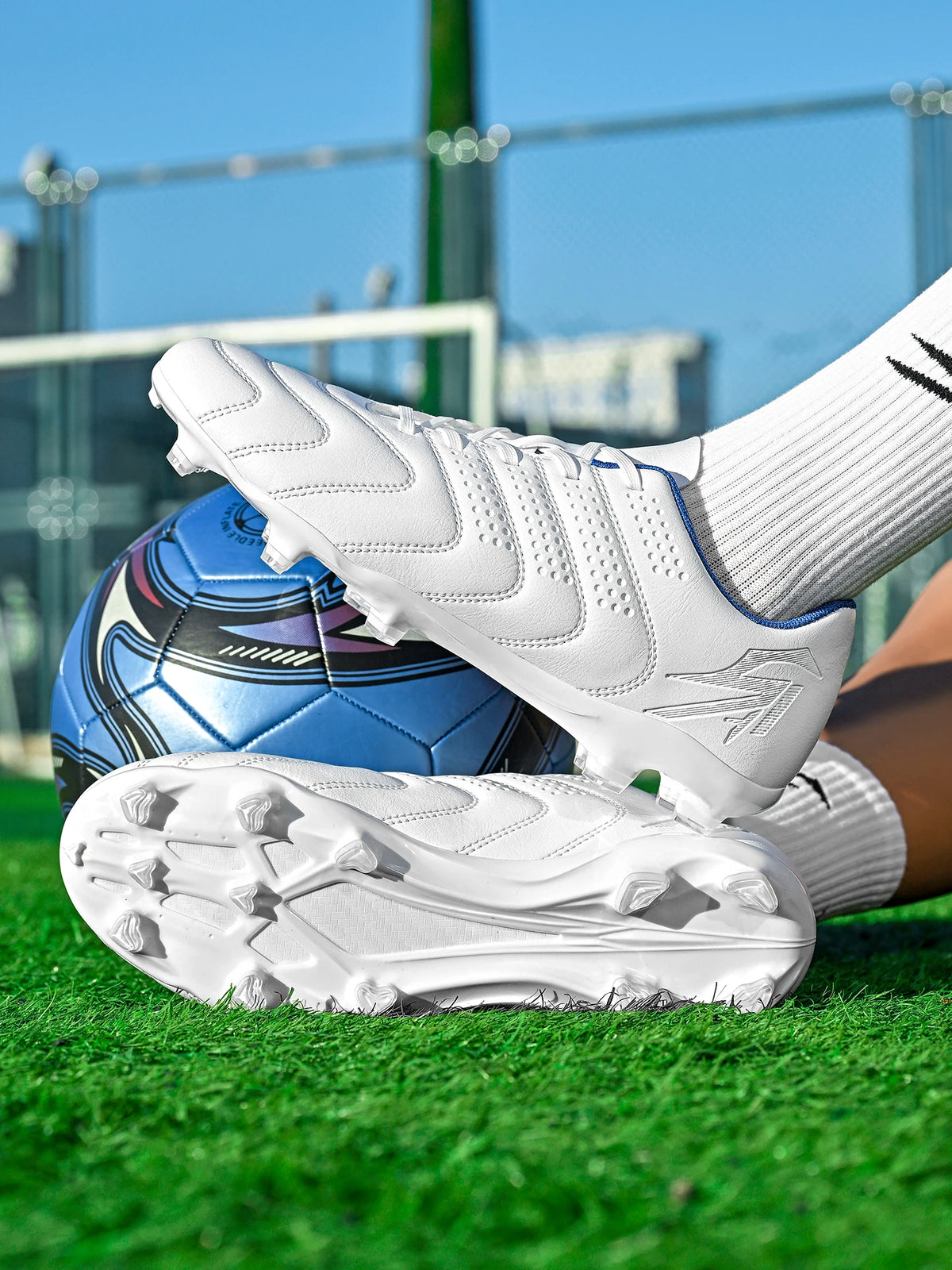 Chaussures de football AG/FG spécifiques à l'entraînement, tige en PU respirante, semelle en TPU résistante à l'abrasion, motif de crampons optimisé pour une agilité accrue