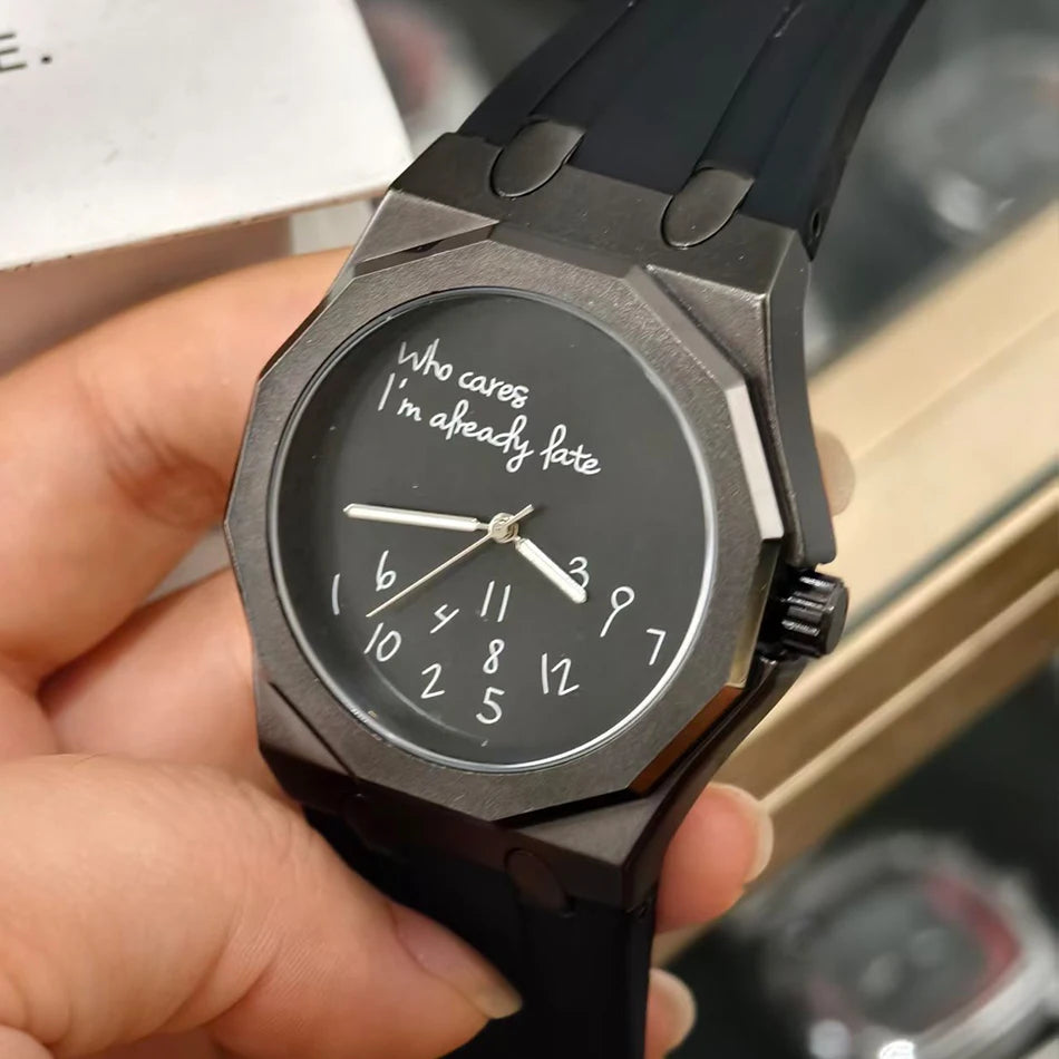 Montre pour homme de luxe avec boîtier octogonal et bracelet en silicone, étanche, dotée d'un cadran arborant le slogan humoristique « Who Cares I'm Already Late » (Et puis quoi, je suis déjà en retard).