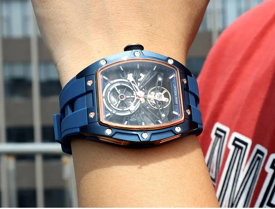MINI FOCUS herrarmbandsur i moderiktig svart design, vattentät automatisk mekanisk klocka med självlysande visare, silikonarmband och tonneau-urtavla